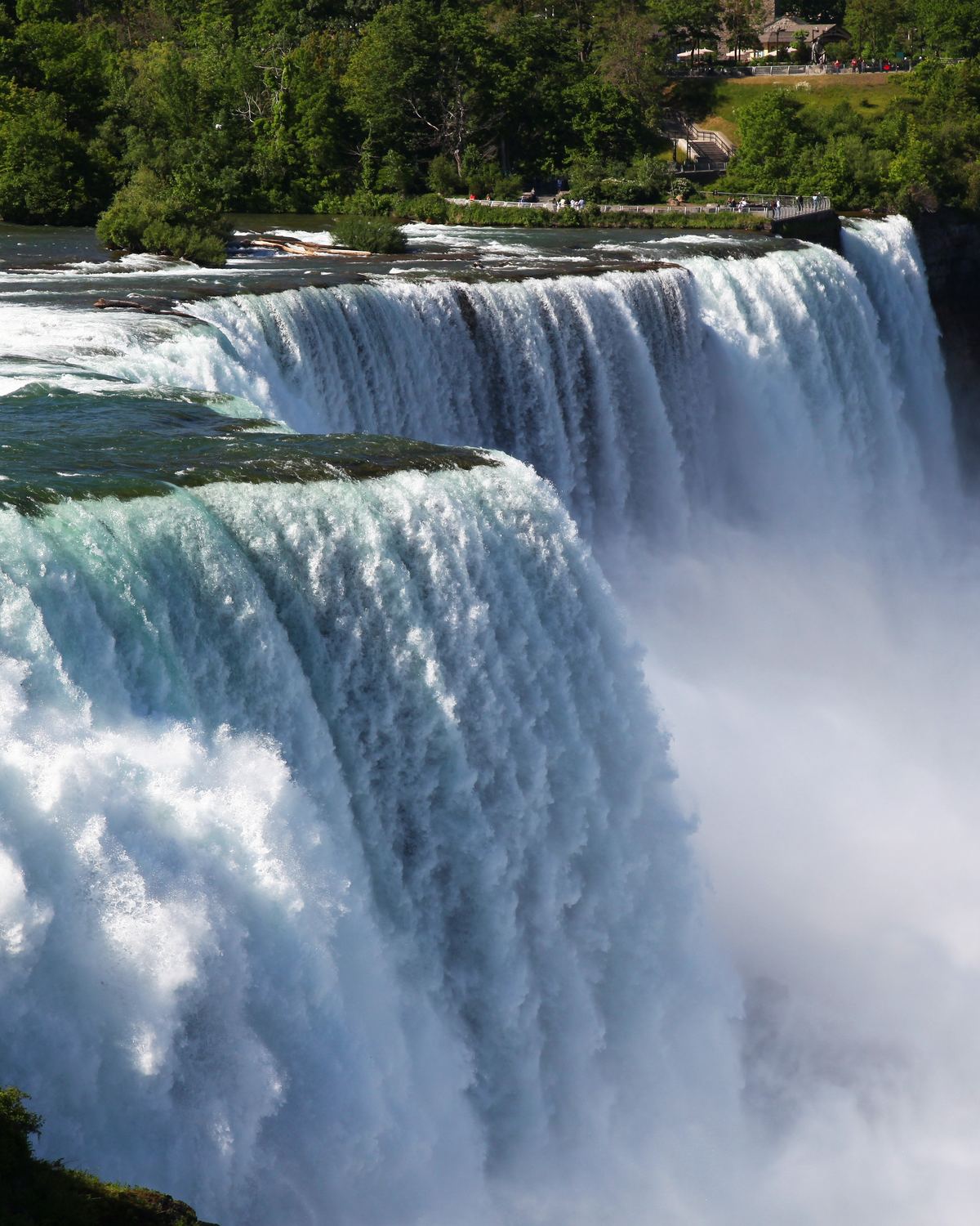 American Falls e Bridal Veil Falls, nas Cataratas do Niágara, com visitantes no mirante de Luna Island.
