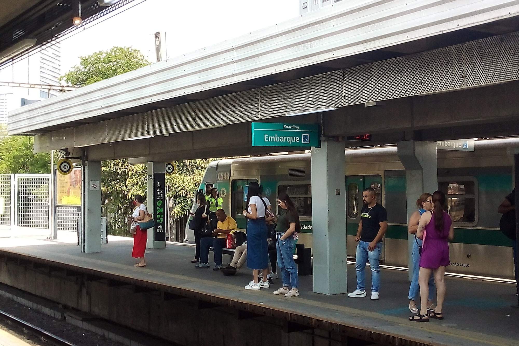 Passageiros na plataforma da Estação Osasco.