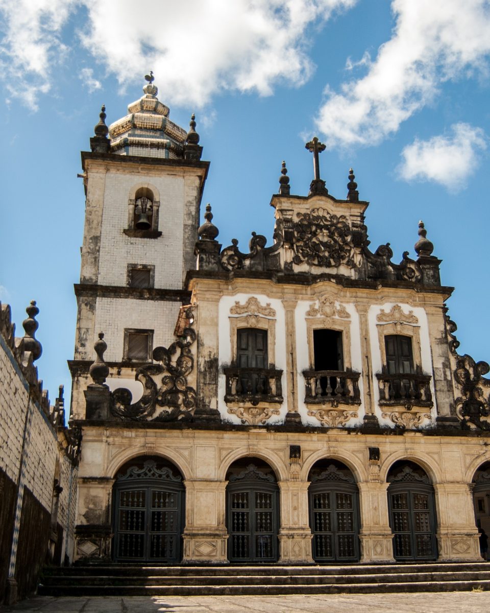 Fachada barroca da Igreja da Ordem Terceira de São Francisco, no centro histórico de João Pessoa, com torre sineira, azulejos e arcadas de pedra