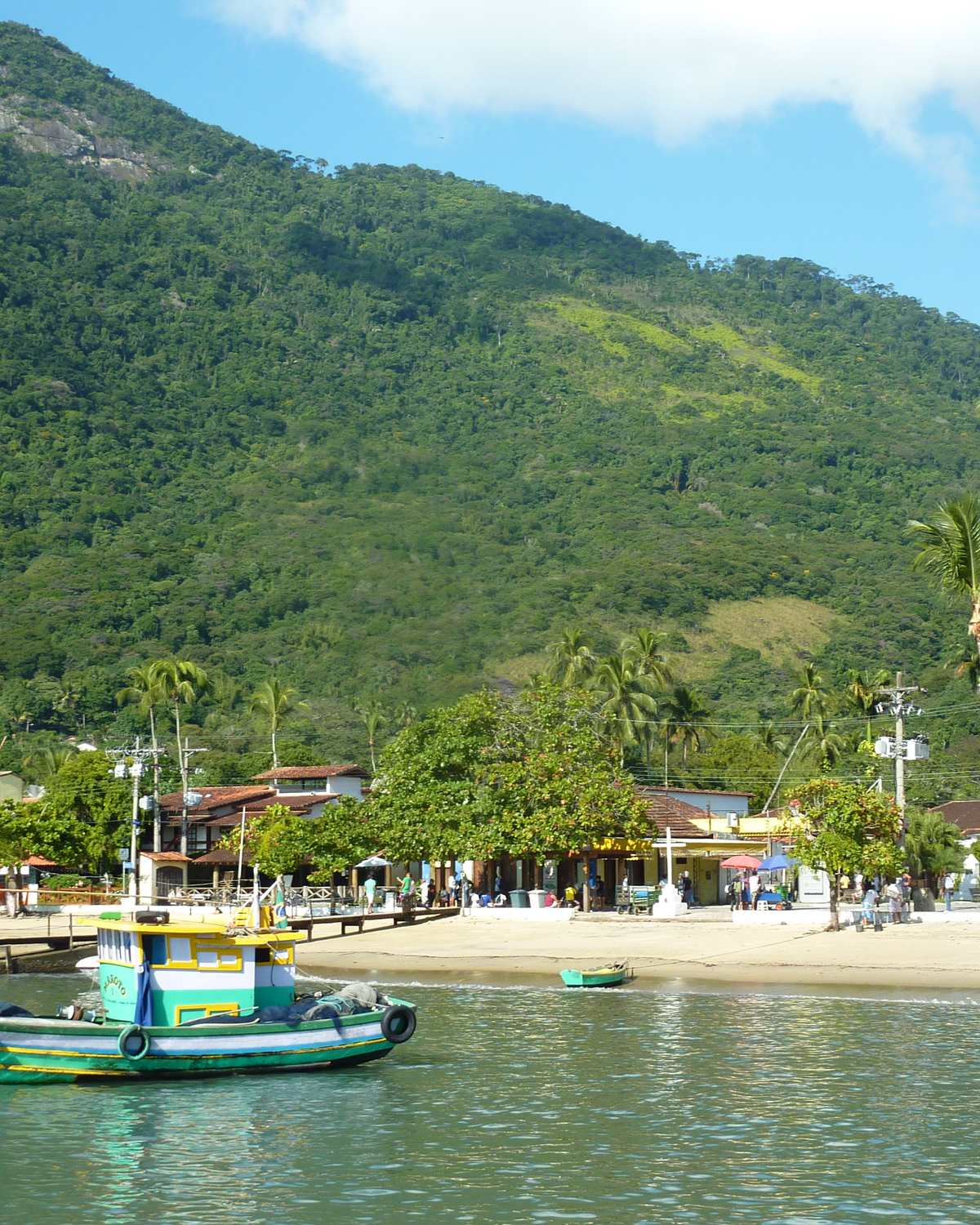 Barco de pesca diante da orla da Vila do Abraão, na Ilha Grande.