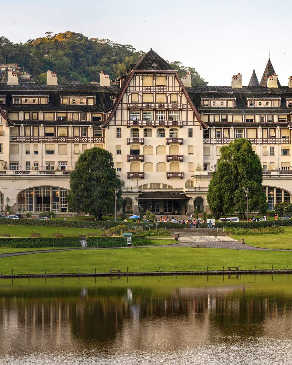 Palácio Quitandinha, em Petrópolis, com o gramado e o lago na frente.
