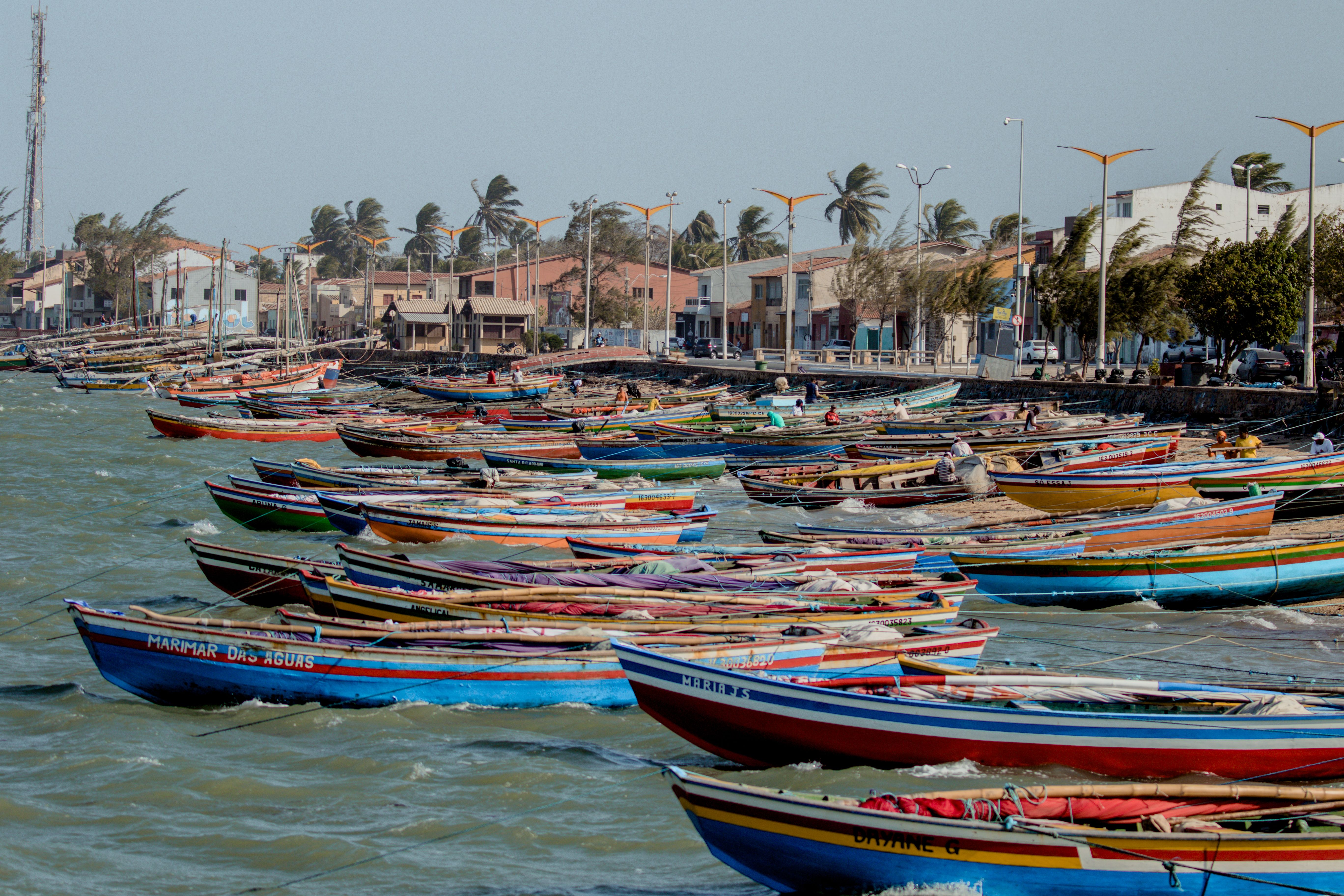 Barcos de pesca de madeira coloridos ancorados no cais de Parnaíba, porta de entrada do Delta do Parnaíba