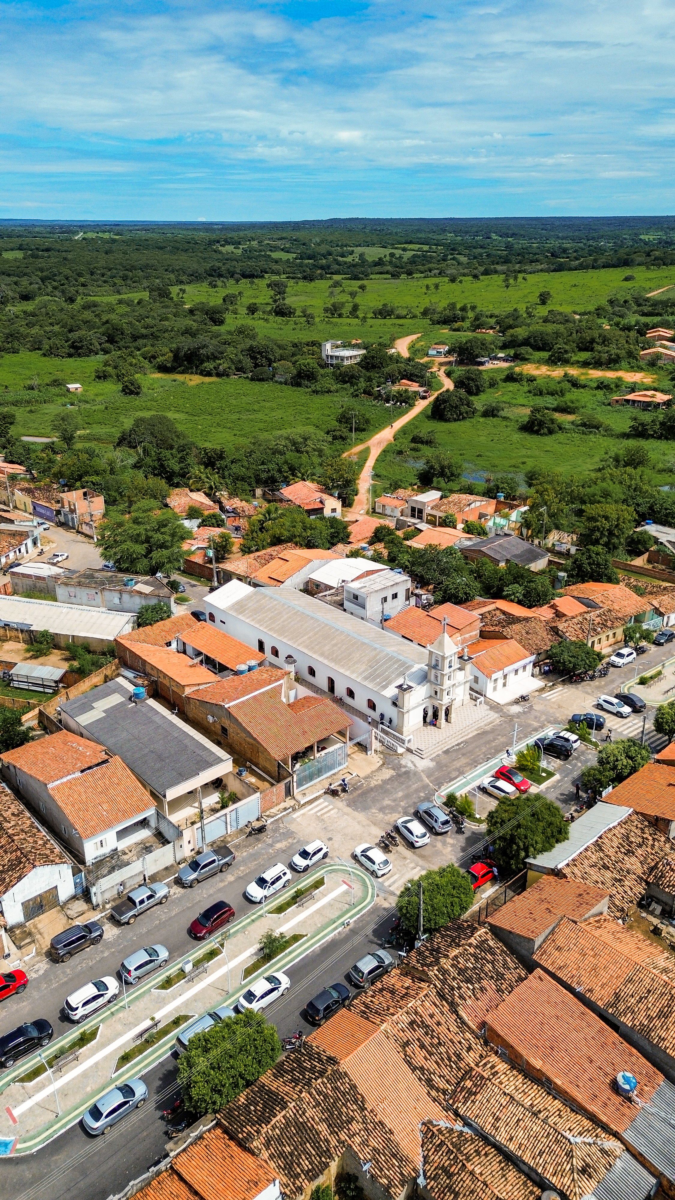 Vista aérea do centro histórico de Oeiras, com a igreja matriz, telhados coloniais e vegetação ao redor