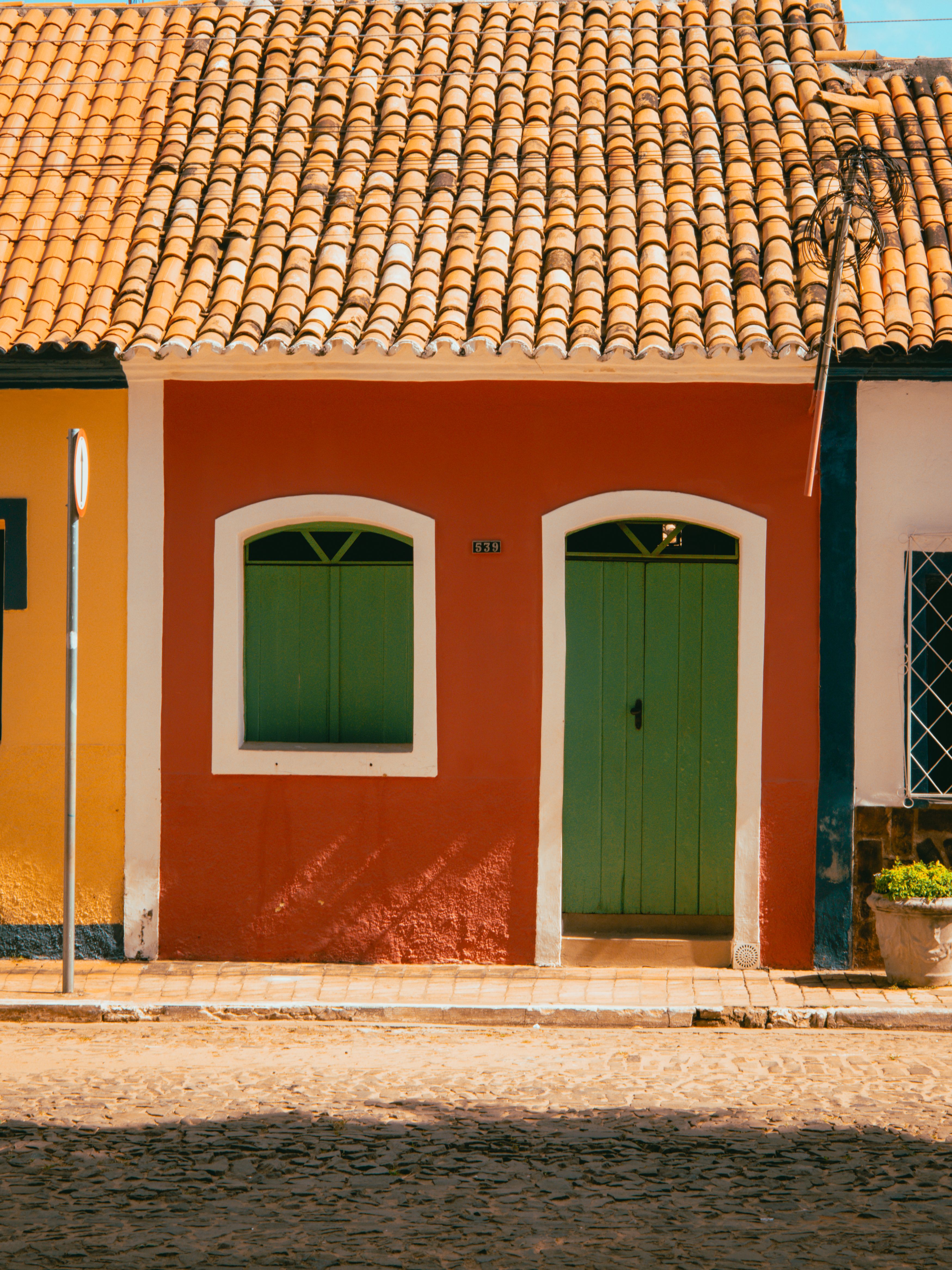 Casario colonial de fachadas coloridas em uma rua de Pedro II, cidade da opala no norte do Piauí