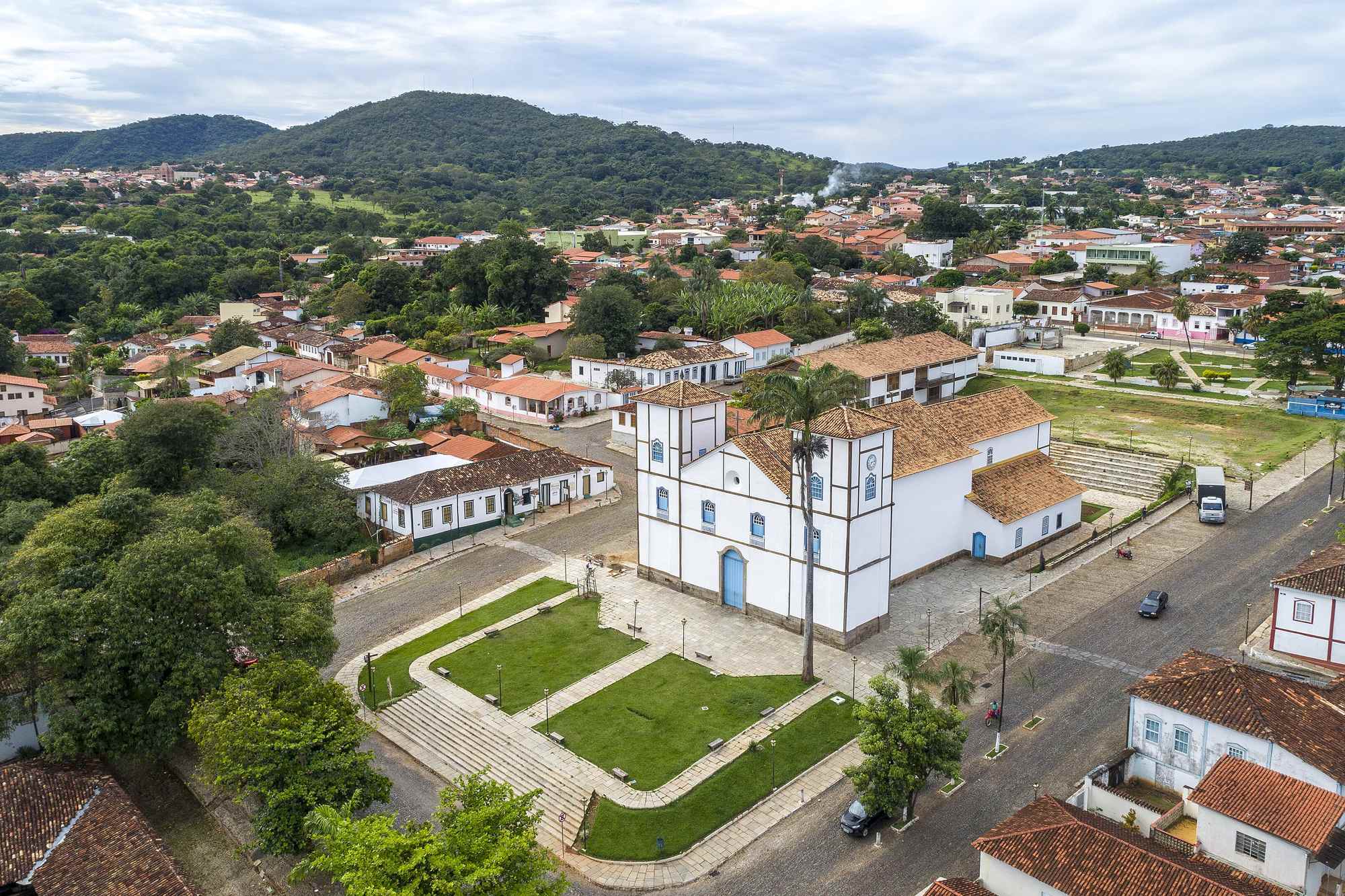 Centro histórico de Pirenópolis visto do alto, com a Igreja Matriz no meio da praça.