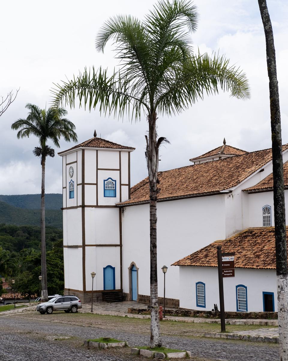 Igreja Matriz de Nossa Senhora do Rosário, em Pirenópolis, entre palmeiras.