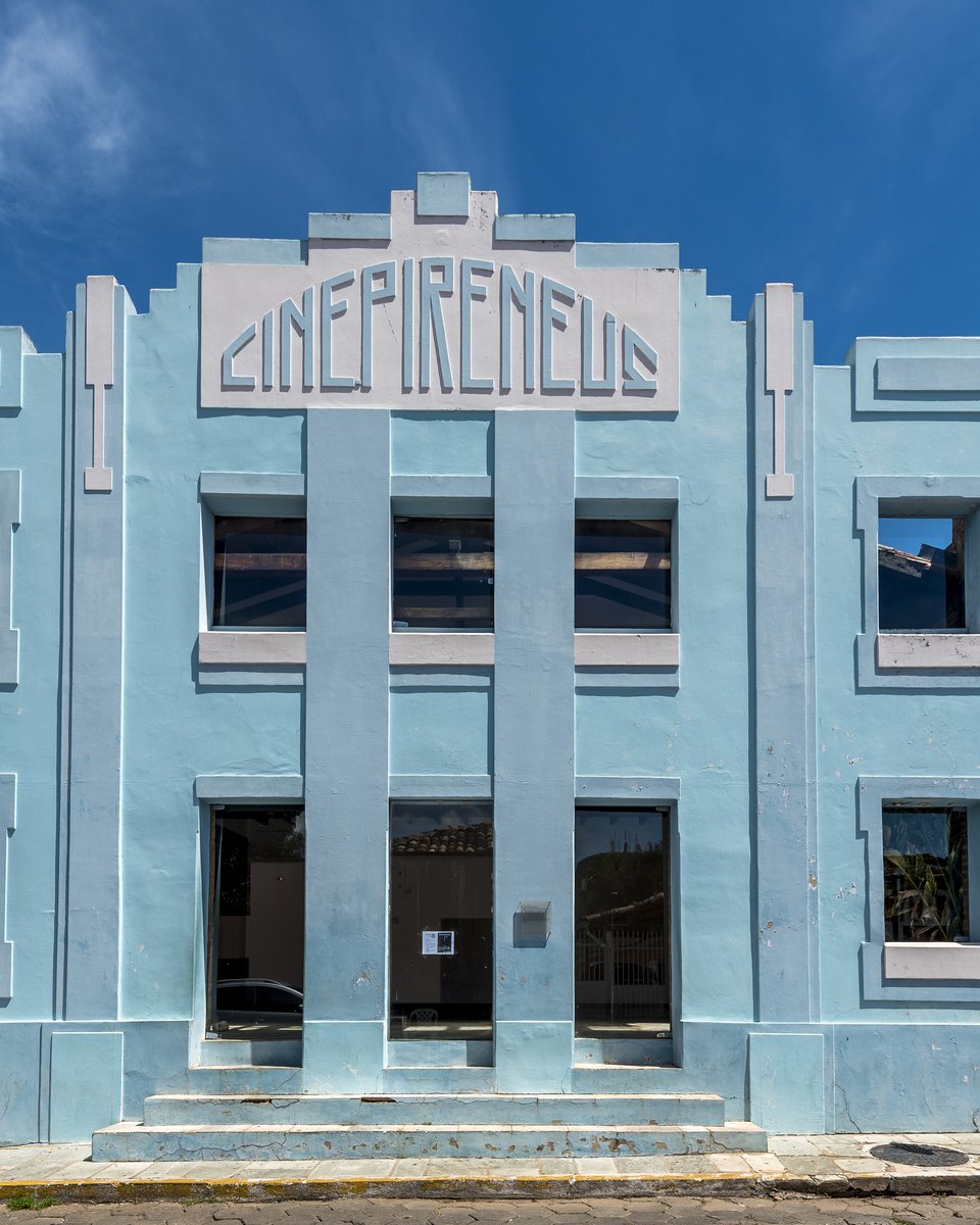 Fachada art déco azul-clara do Cine Pireneus, no centro histórico de Pirenópolis.