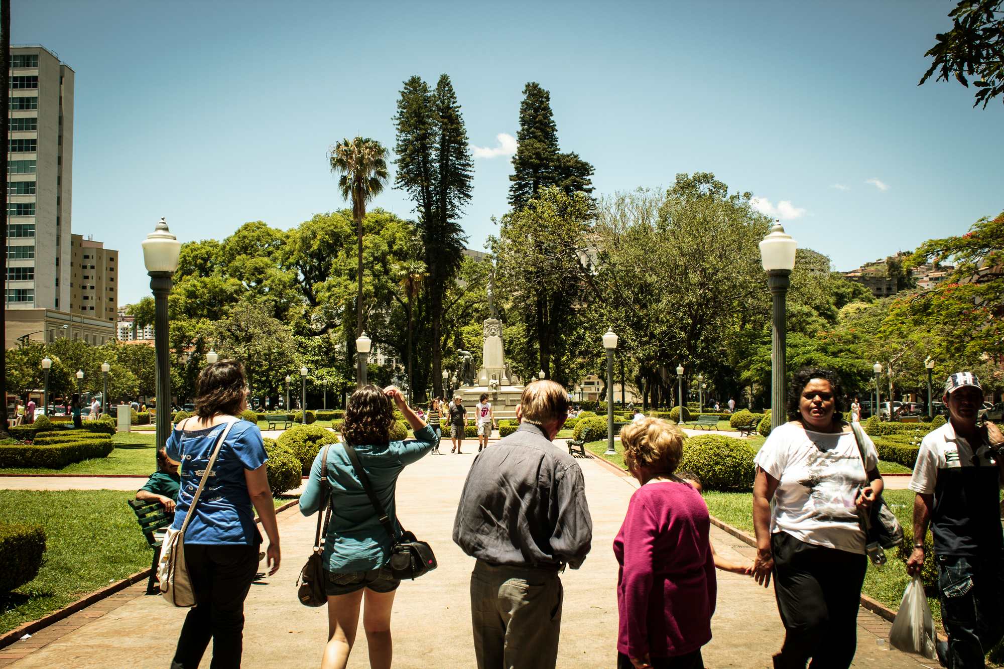 Pessoas caminhando por uma alameda do Parque José Affonso Junqueira, no centro de Poços de Caldas.