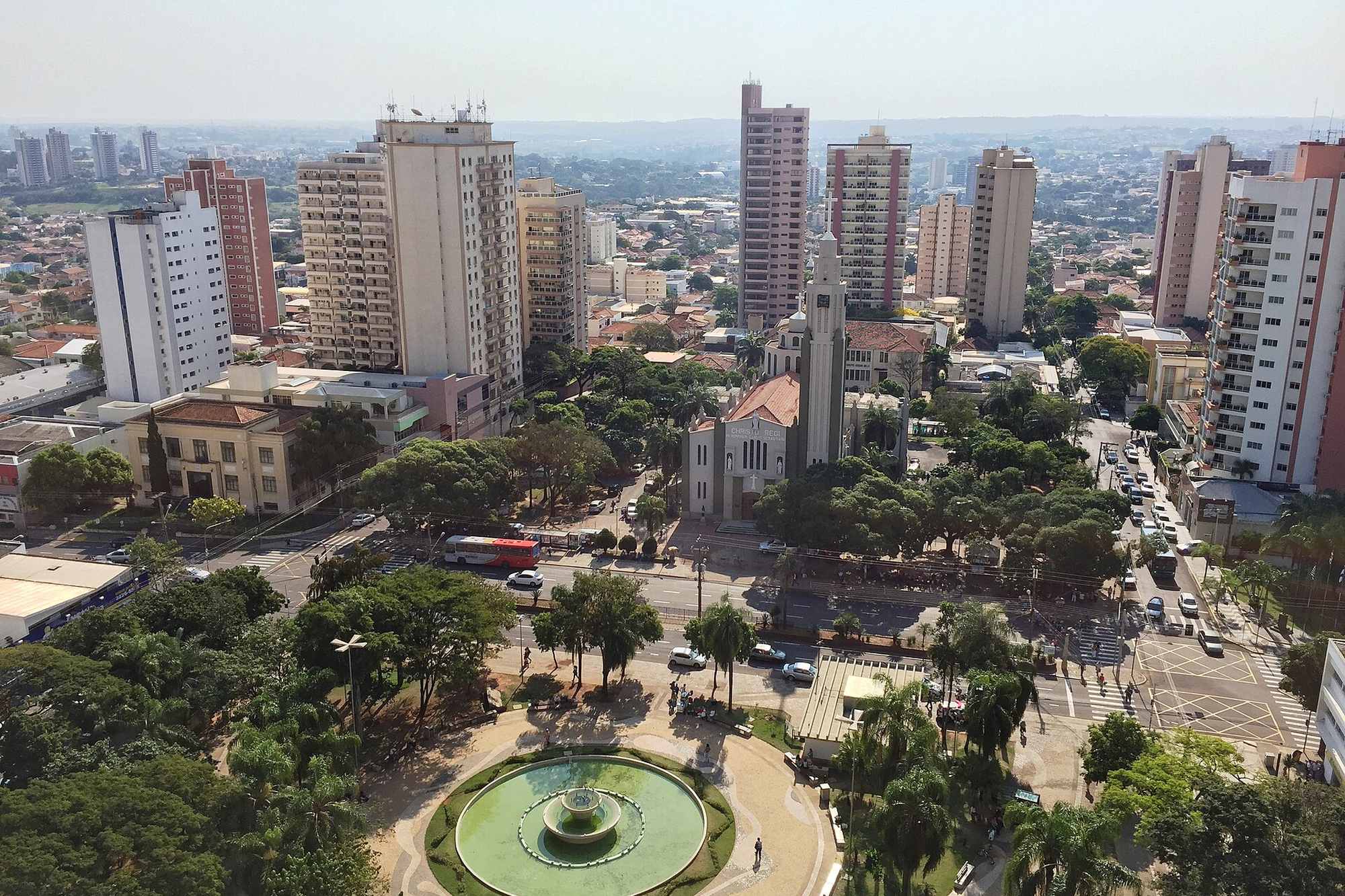 Praça 9 de Julho e Catedral de São Sebastião vistas do alto, no Centro de Presidente Prudente.