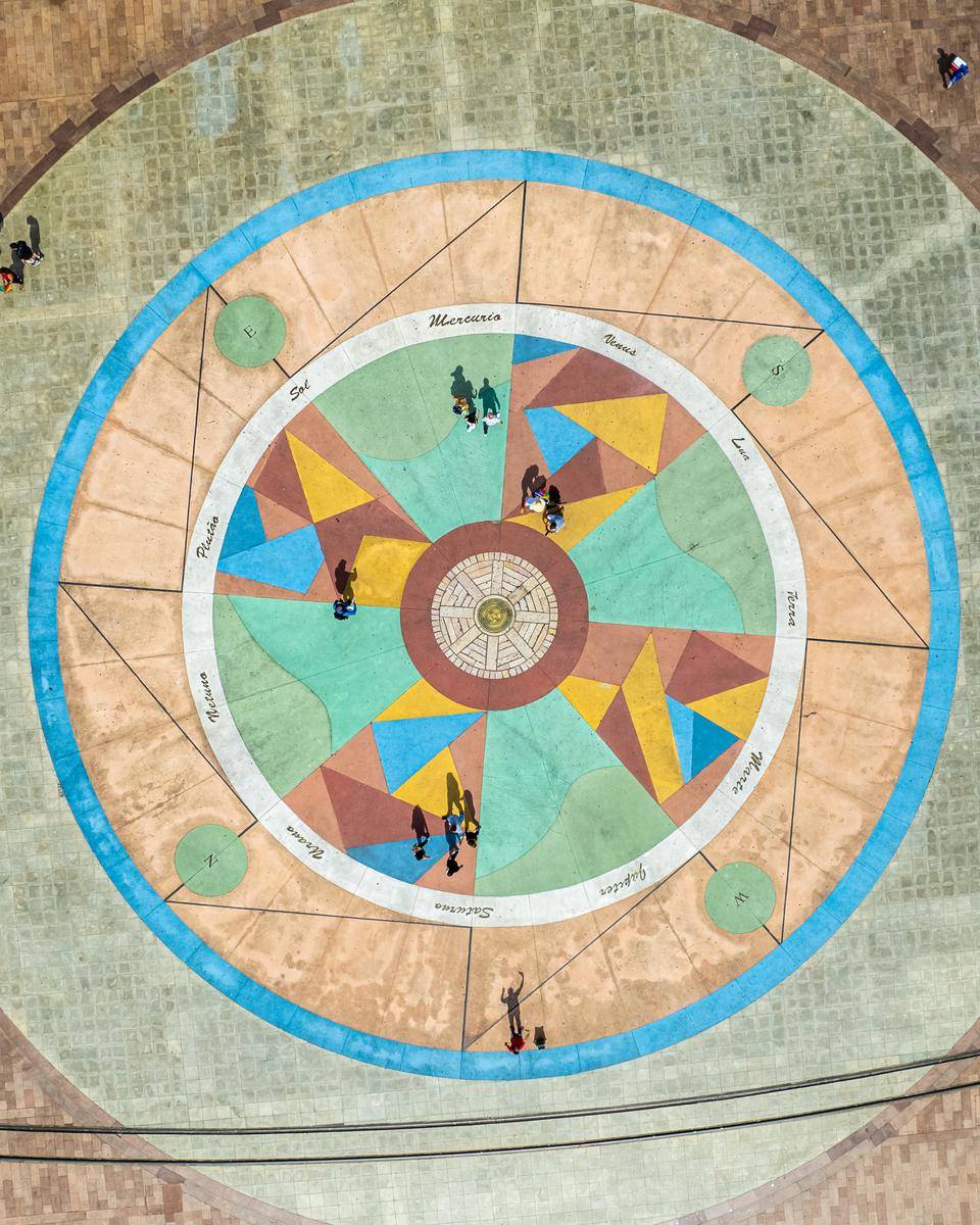Rosa dos ventos de Cícero Dias no piso da Praça do Marco Zero, no Recife, vista de cima.