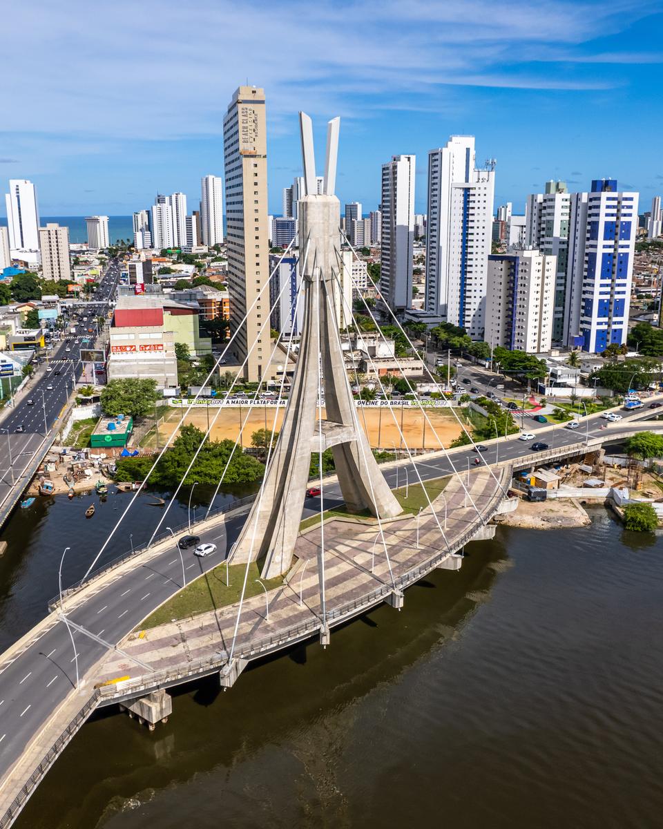 Ponte estaiada da Via Mangue, no Pina, com os prédios de Boa Viagem ao fundo.