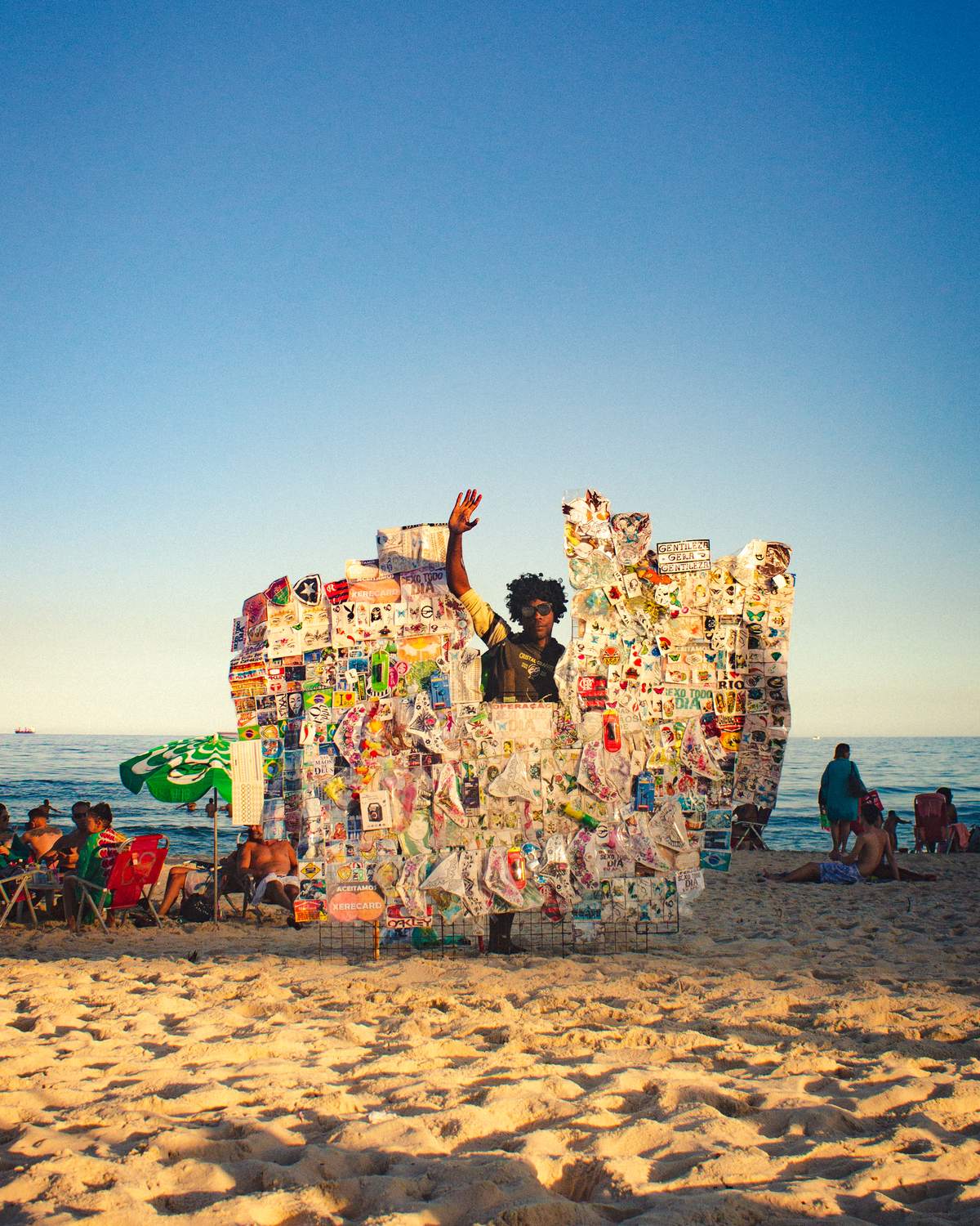 Vendedor de adesivos com gírias cariocas na praia de Copacabana.