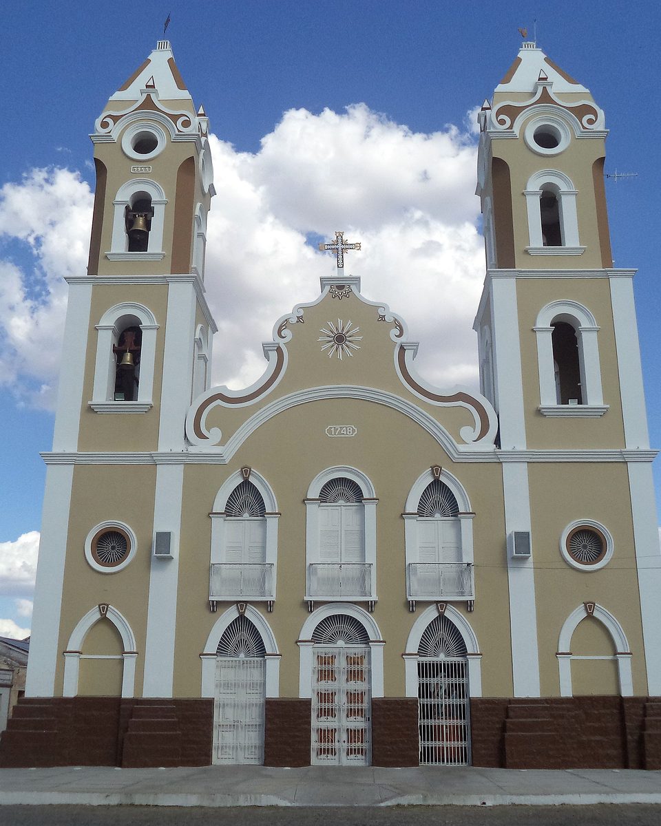 Fachada da Catedral de Sant'Ana, em Caicó, com as duas torres sob o céu azul do Seridó