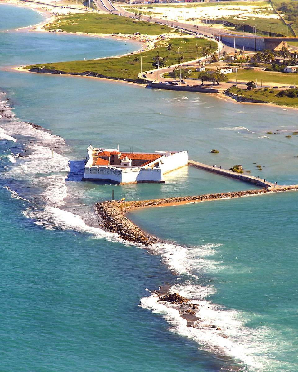Fortaleza dos Reis Magos vista do alto, com a planta em forma de estrela de cinco pontas sobre os recifes na foz do rio Potengi