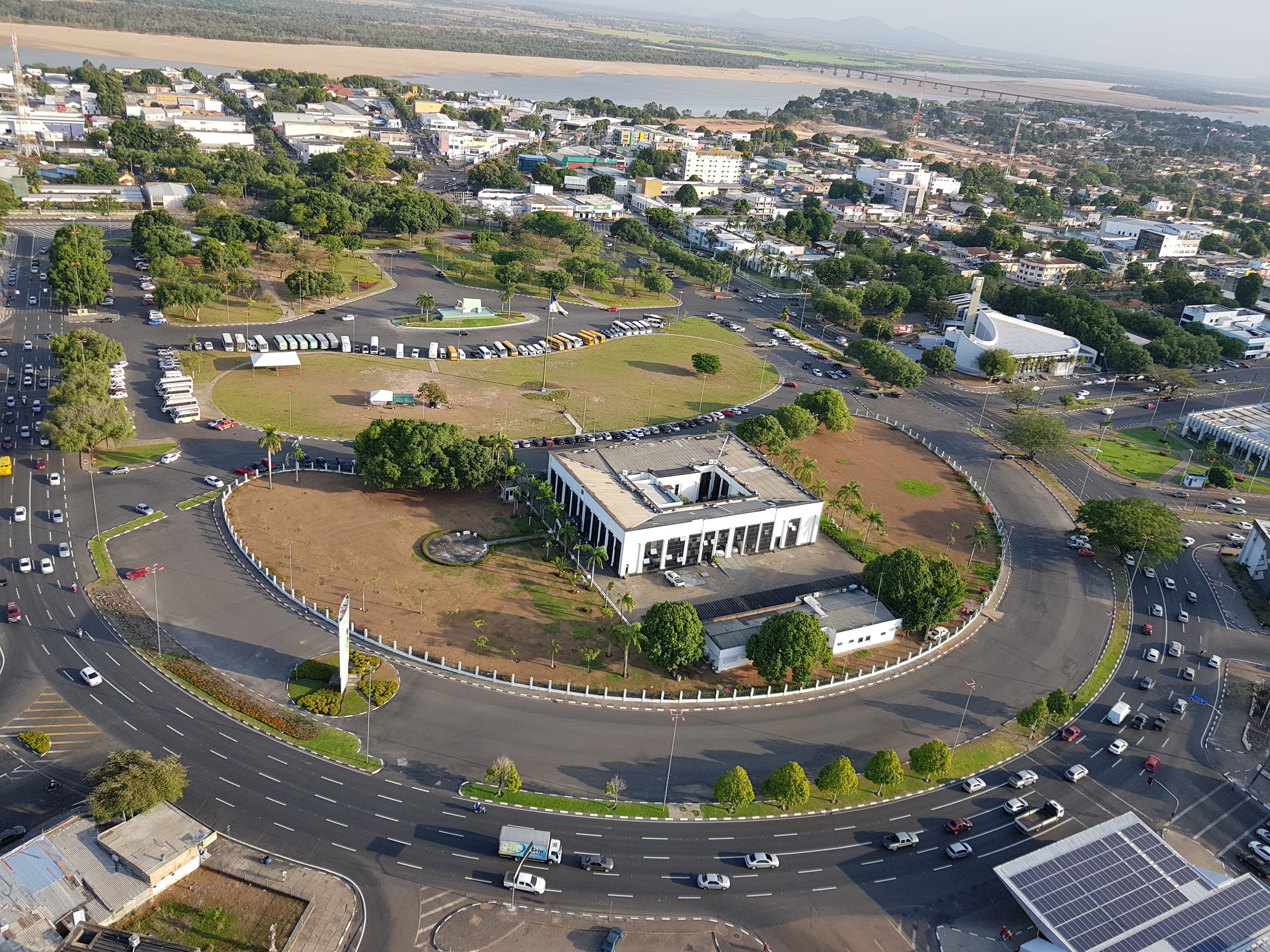 Praça do Centro Cívico de Boa Vista vista do alto, com o traçado radial das ruas convergindo para o conjunto de prédios públicos no centro