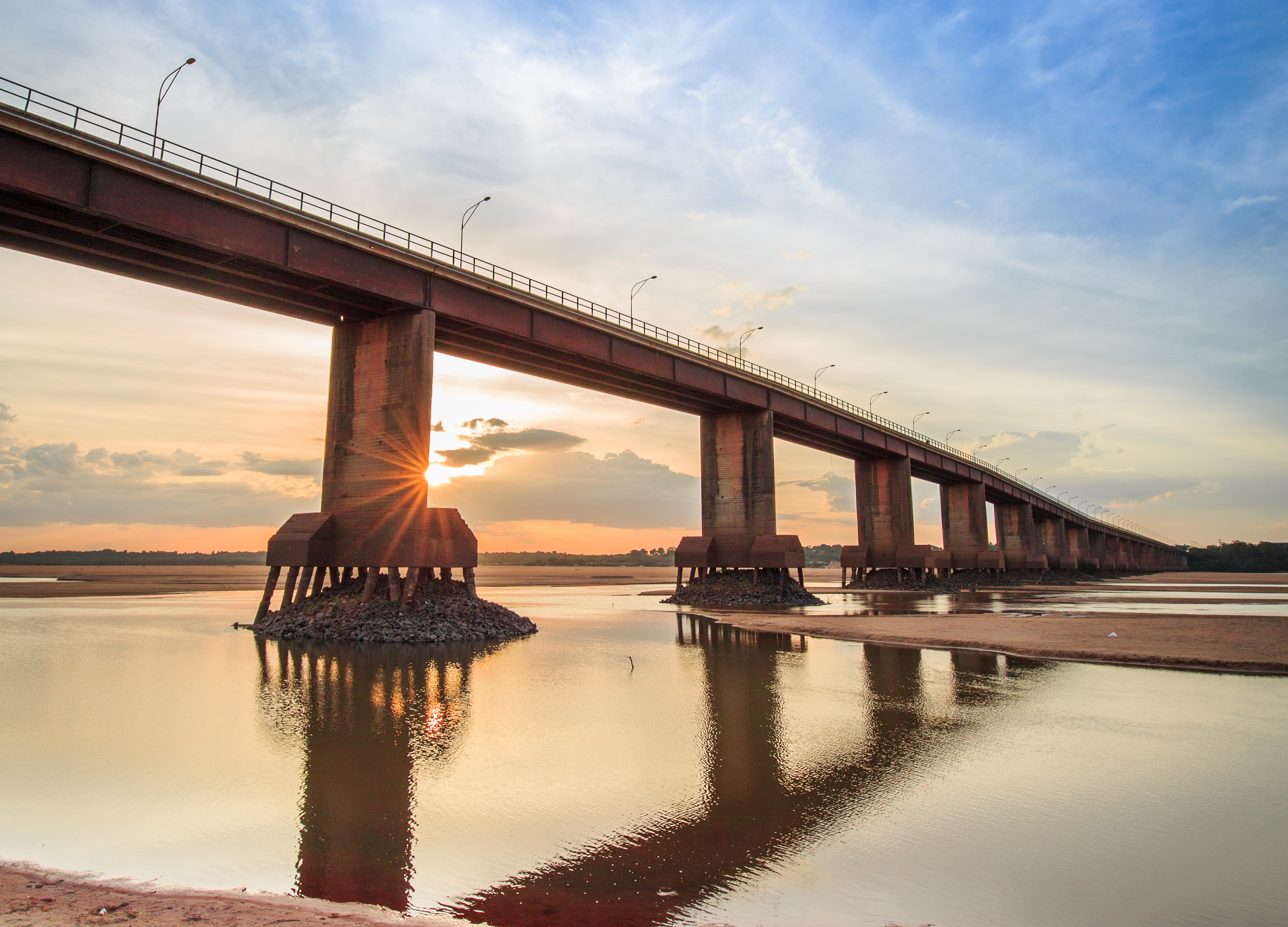 Ponte dos Macuxis sobre o Rio Branco em Boa Vista, estrutura metálica comprida atravessando o rio largo sob céu azul