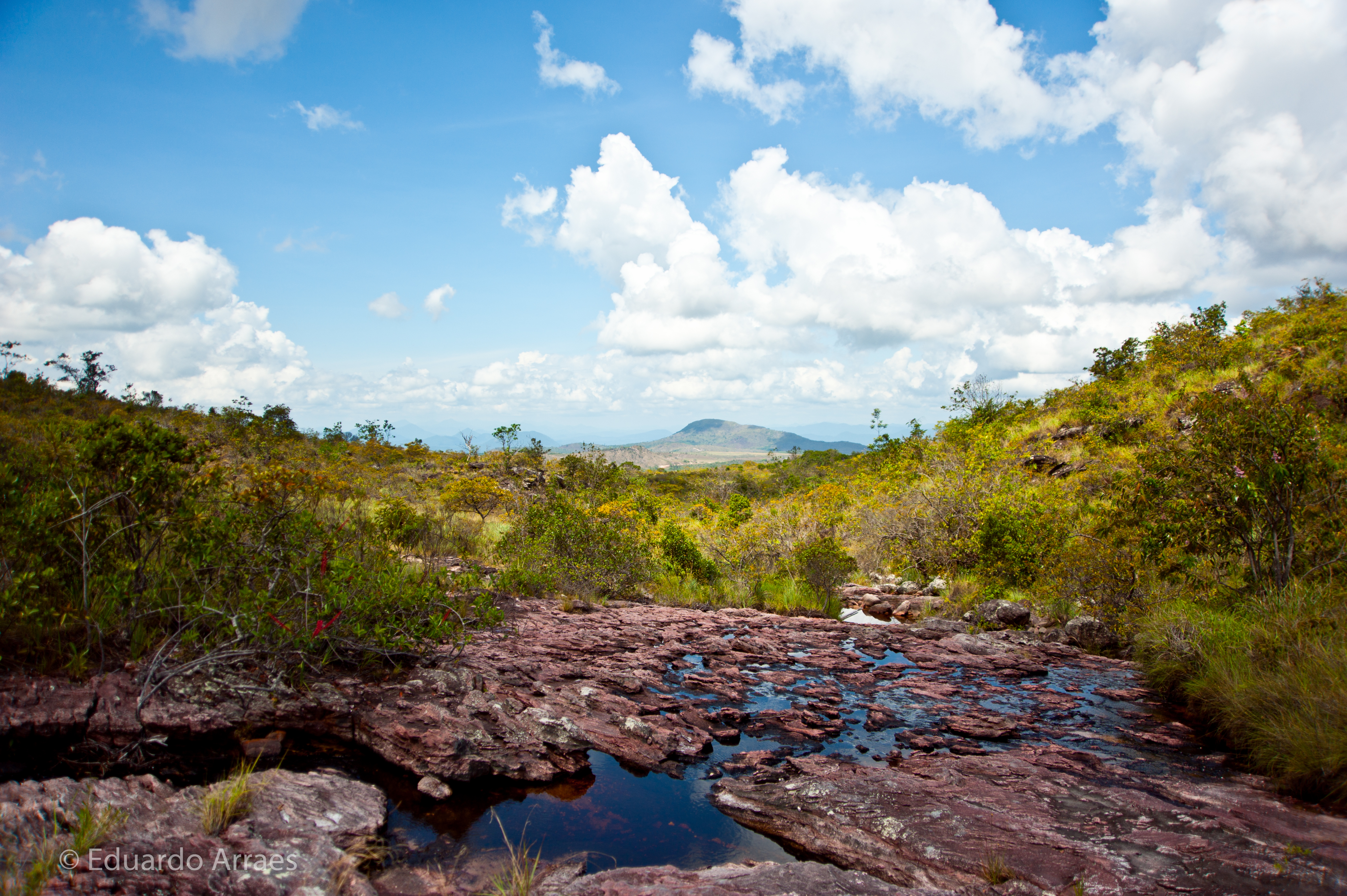Vista panorâmica da Serra do Tepequém, platô de pedra coberto de vegetação rala sob céu nublado