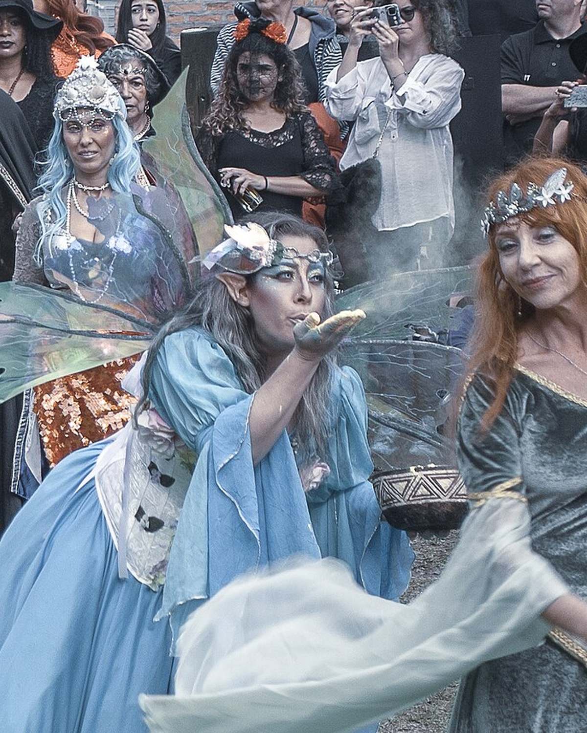 Mulheres fantasiadas de elfas na Convenção de Bruxas e Magos, em Paranapiacaba.