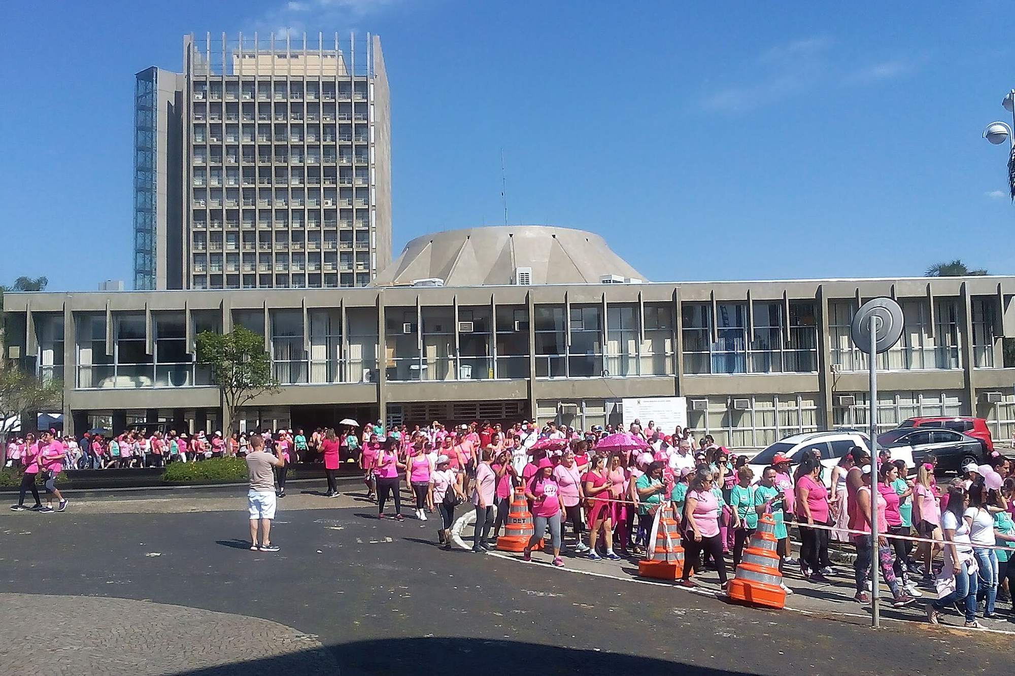 Pessoas reunidas em frente ao Paço Municipal de Santo André.