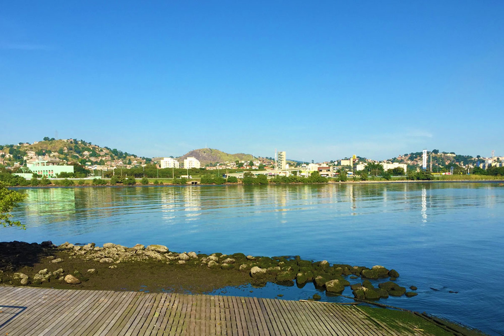 Orla de Neves, em São Gonçalo, numa manhã de sol.