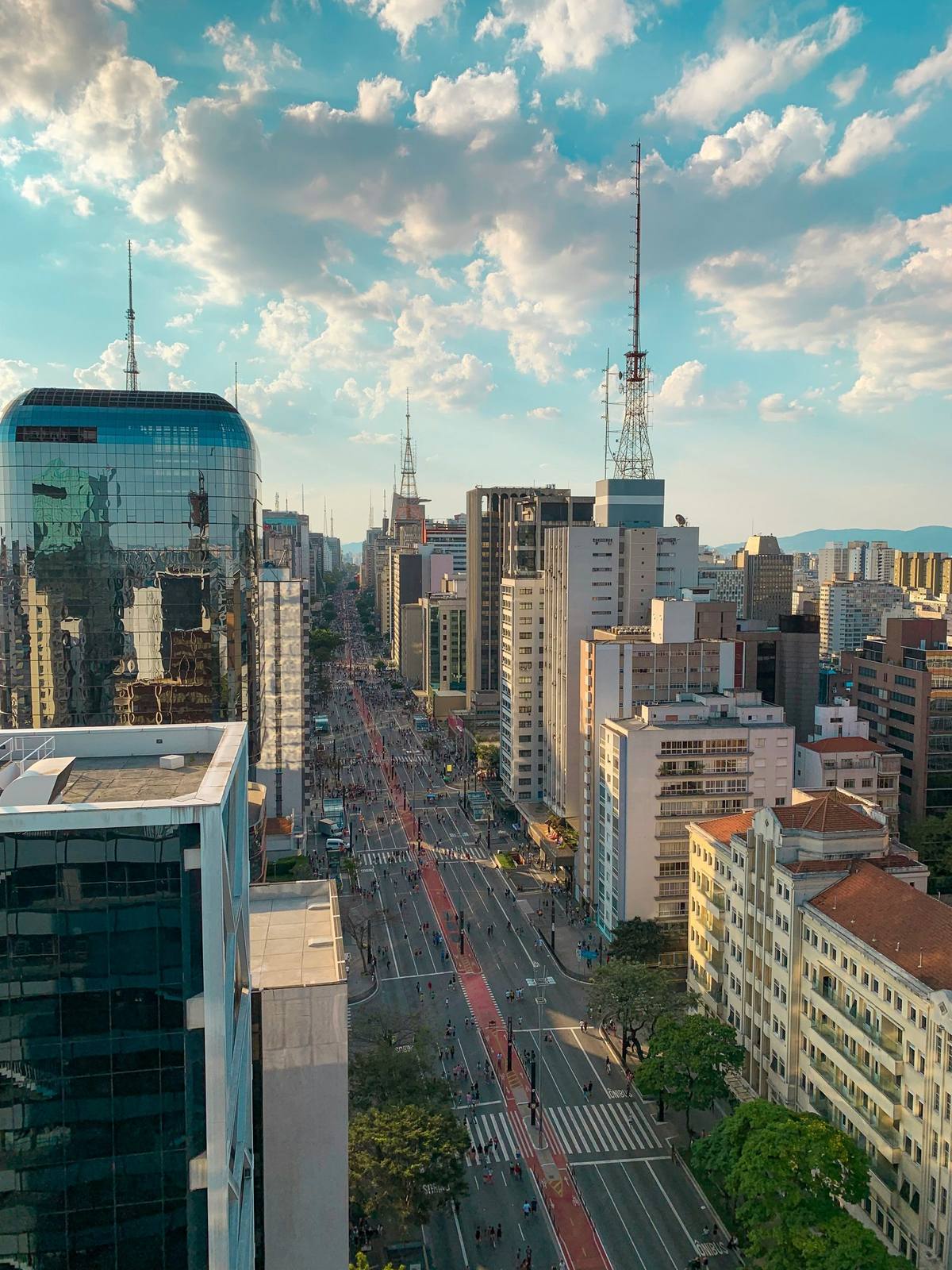 Vista aérea da Avenida Paulista cortando os prédios de São Paulo.