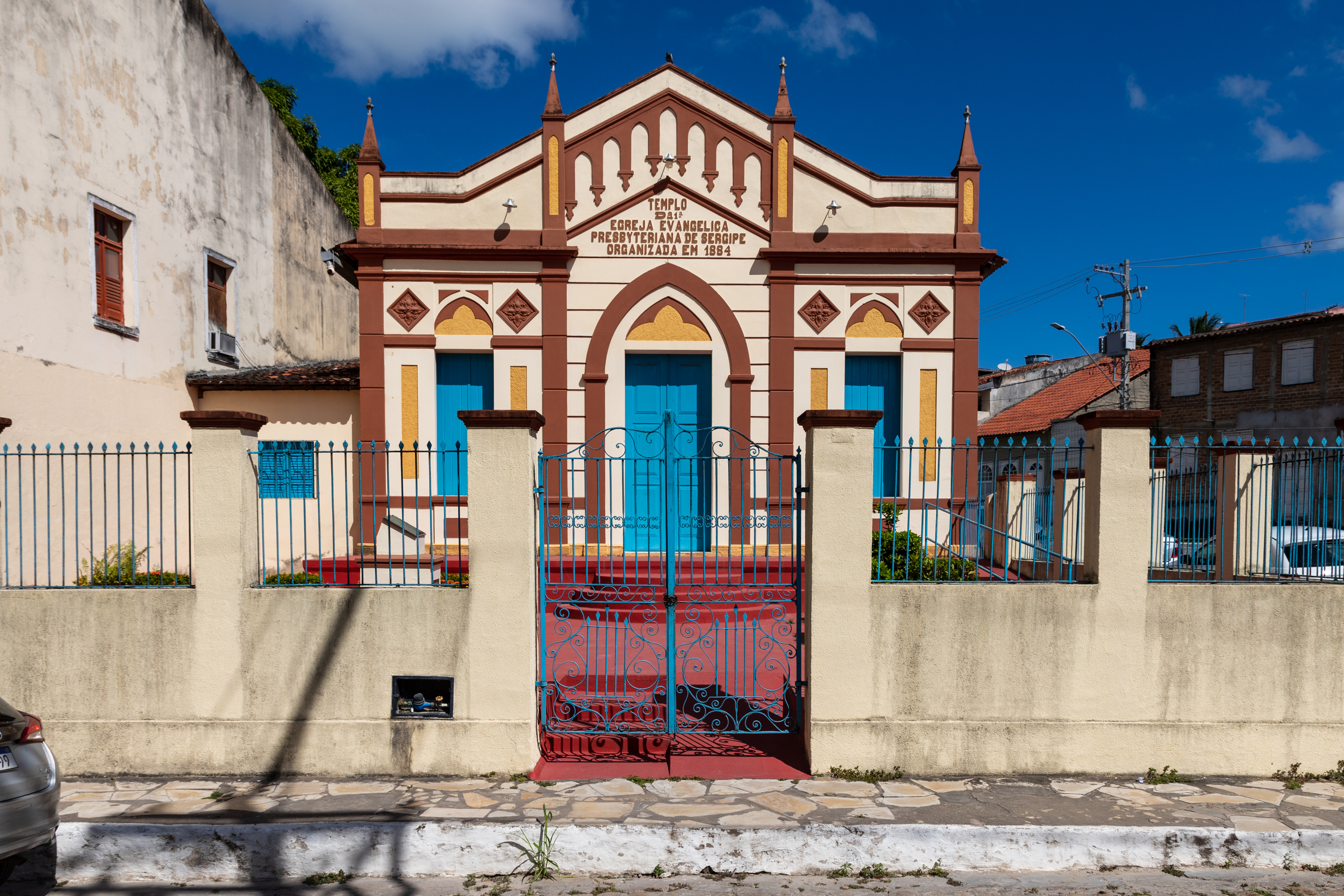 Fachada azul e branca do Templo da 1ª Igreja Evangélica Presbiteriana de Sergipe, organizada em 1884, no centro histórico de Laranjeiras