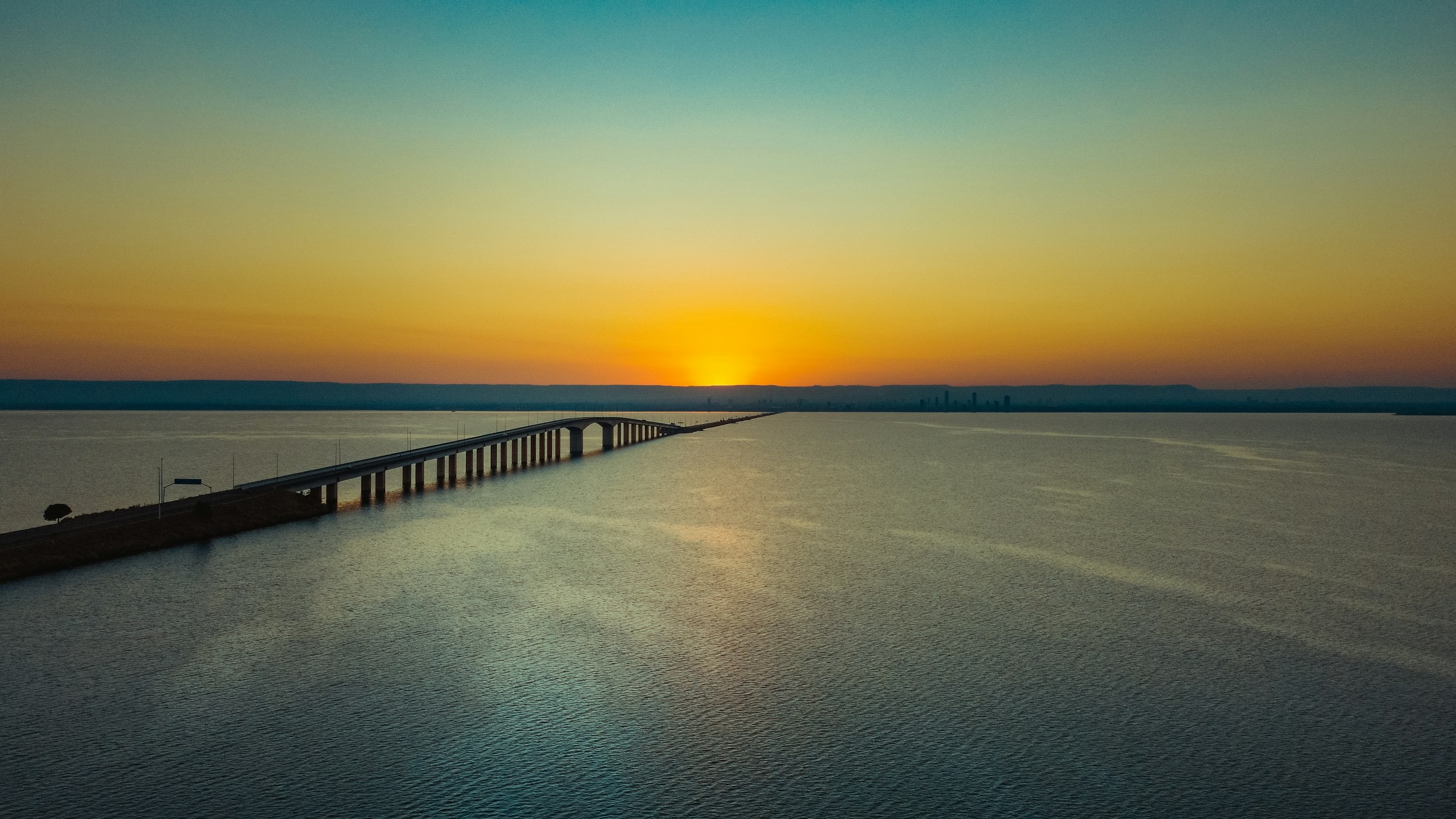 Ponte da Amizade cruzando o Rio Tocantins ao pôr do sol, em Palmas, com o horizonte da cidade ao fundo