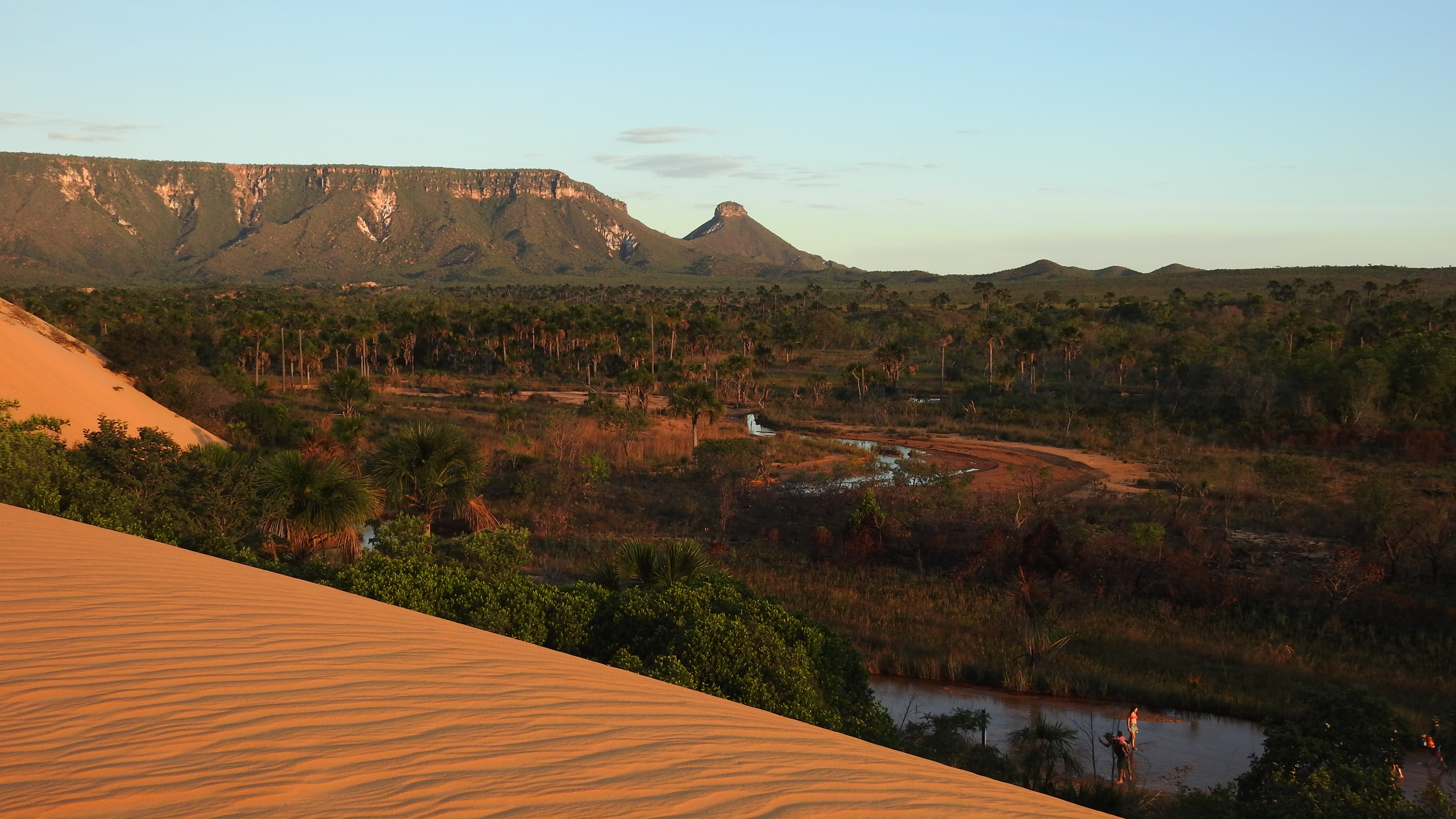 Dunas de areia alaranjada do Jalapão em meio ao cerrado, em Mateiros, Tocantins, vistas de cima com vegetação verde ao redor