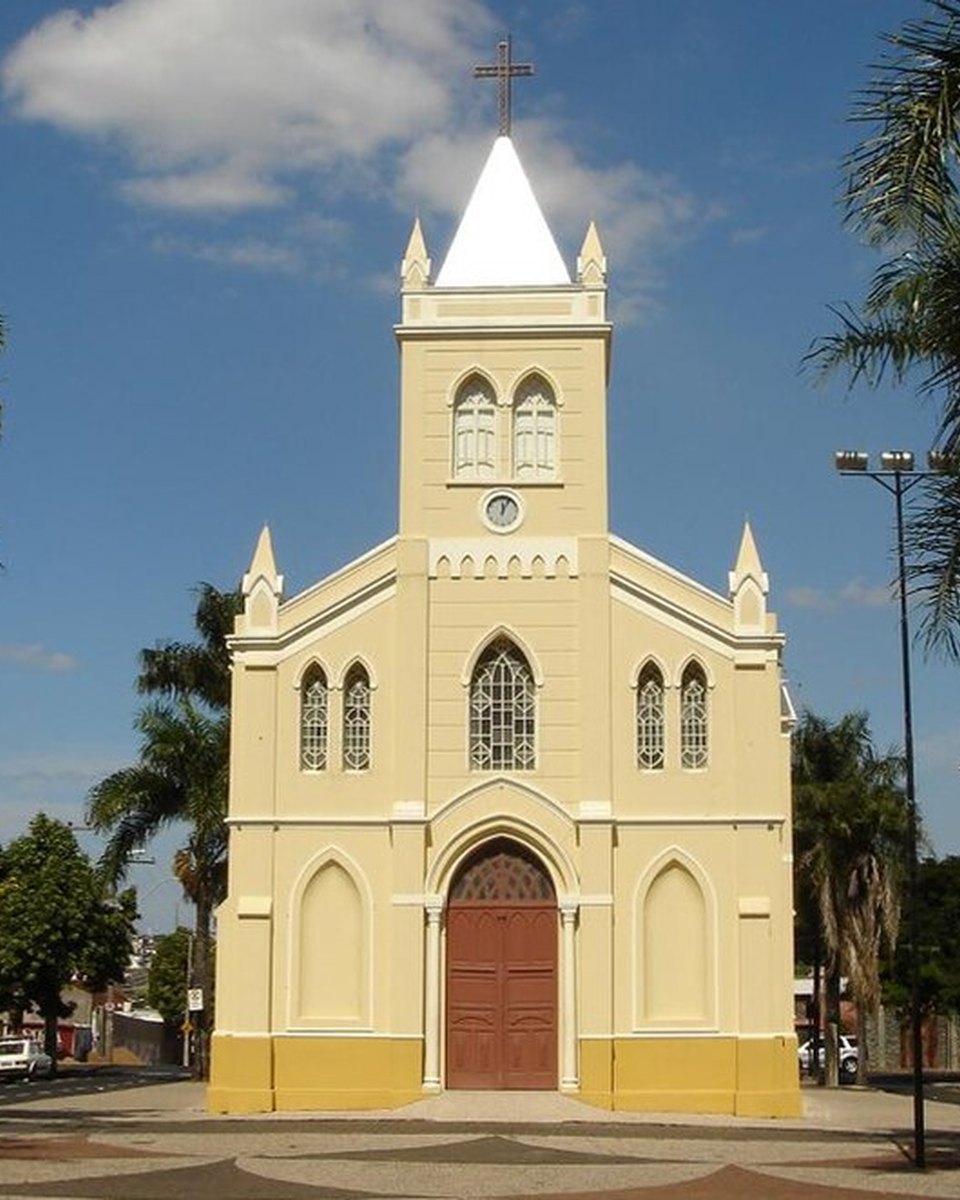 Igreja de Nossa Senhora do Rosário, no Centro de Uberlândia, cercada de palmeiras.