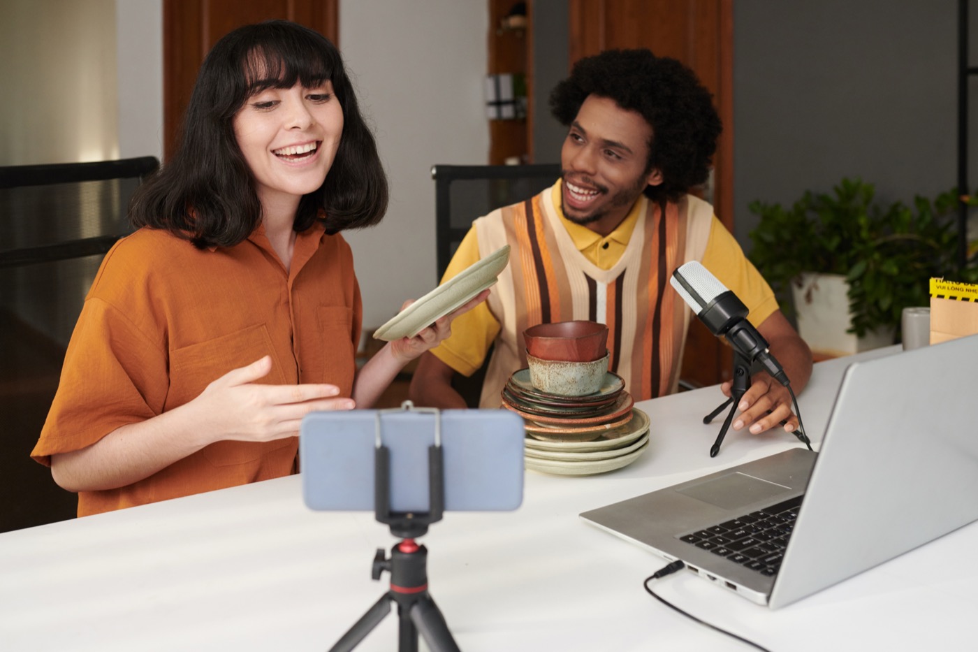 Creator gravando um vídeo de decoração com plantas dentro de casa.